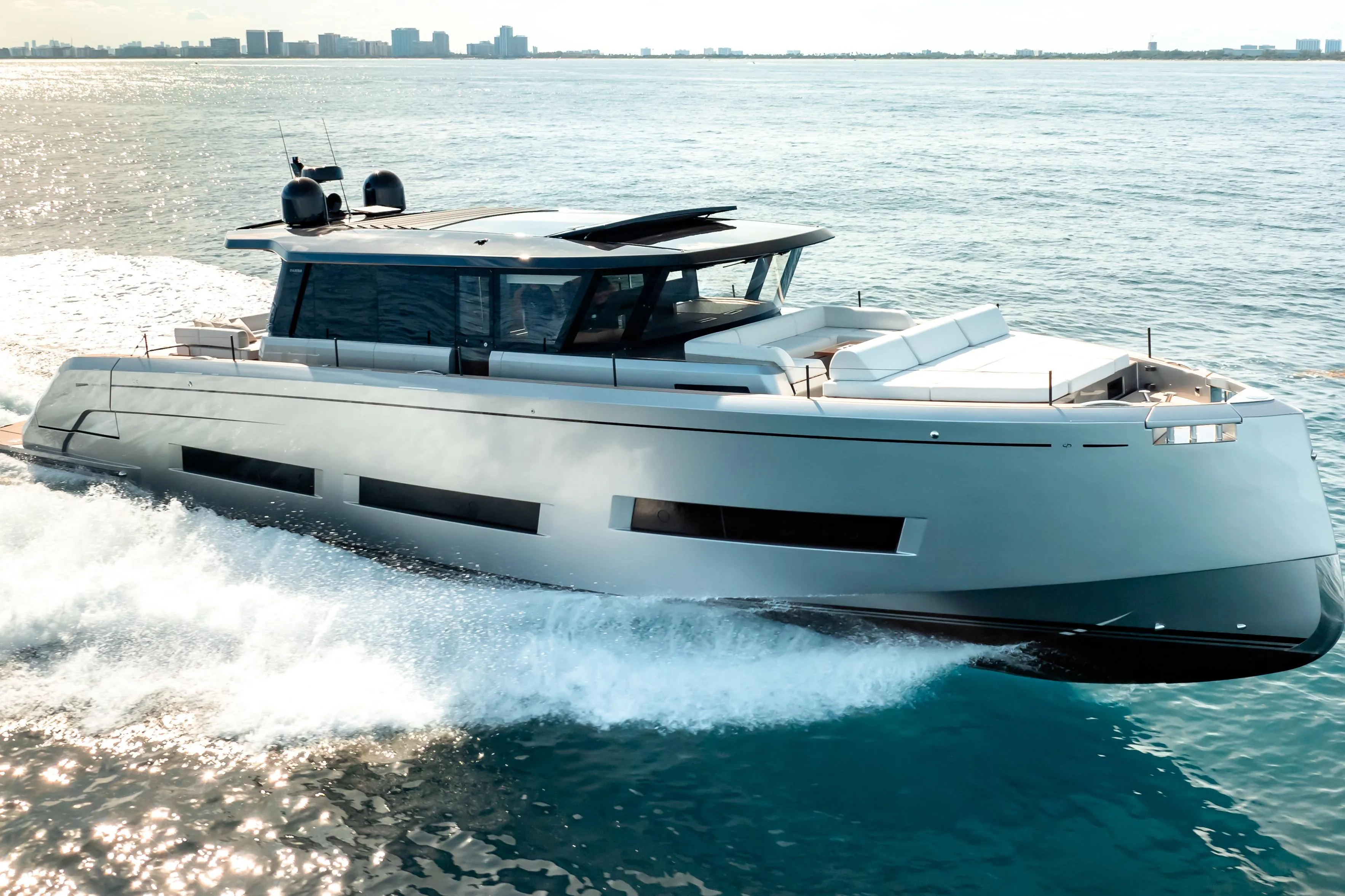 Pardo GT75 running at speed, bow view