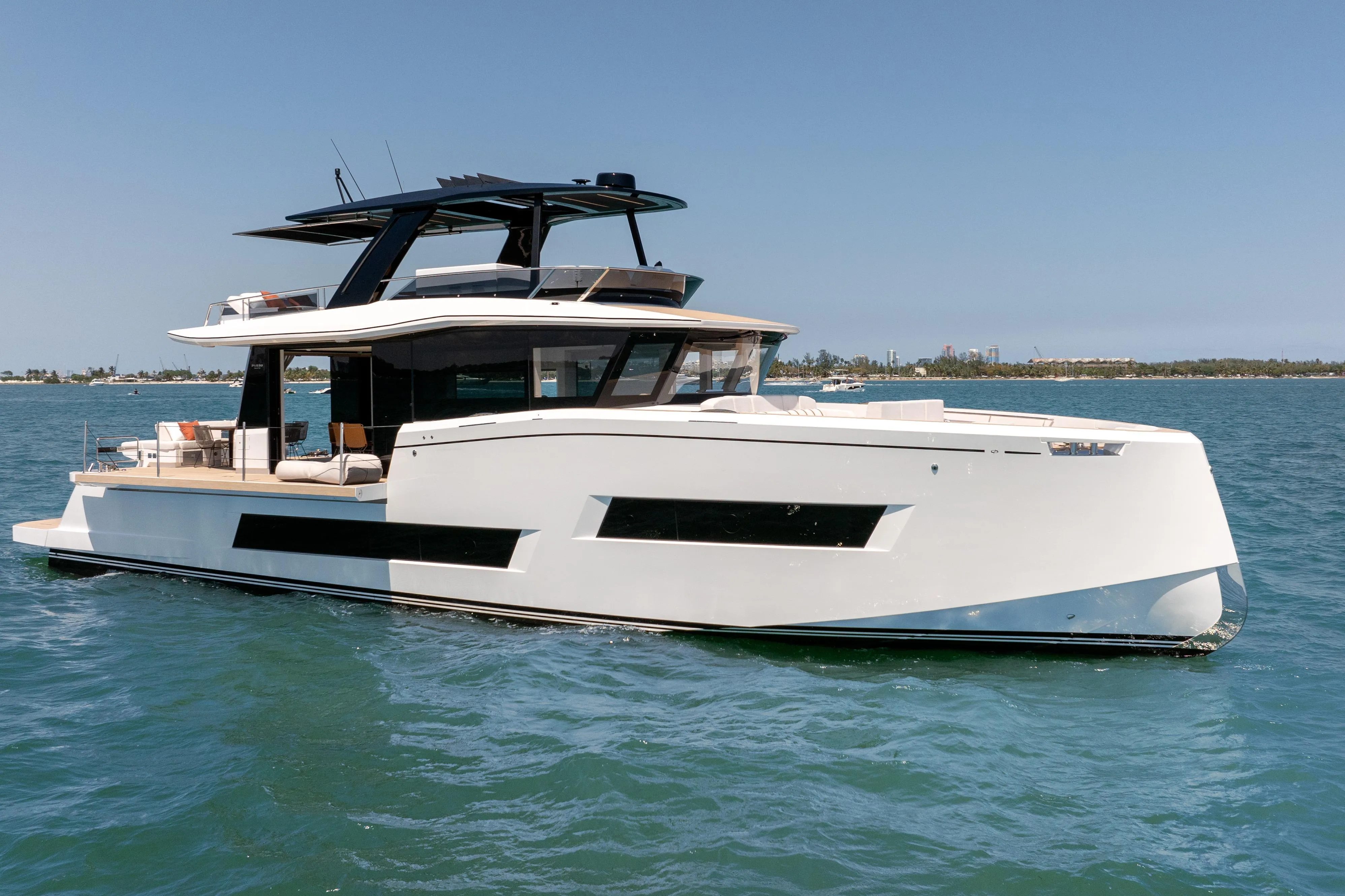 Pardo E72 side profile on the water