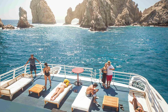 Discover the islands near Los Cabos that you can visit only  aboard a Yacht