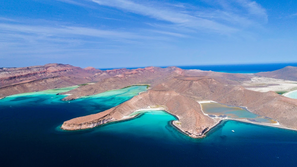 Deep blue waters around the edge of Espiritu Santo Island