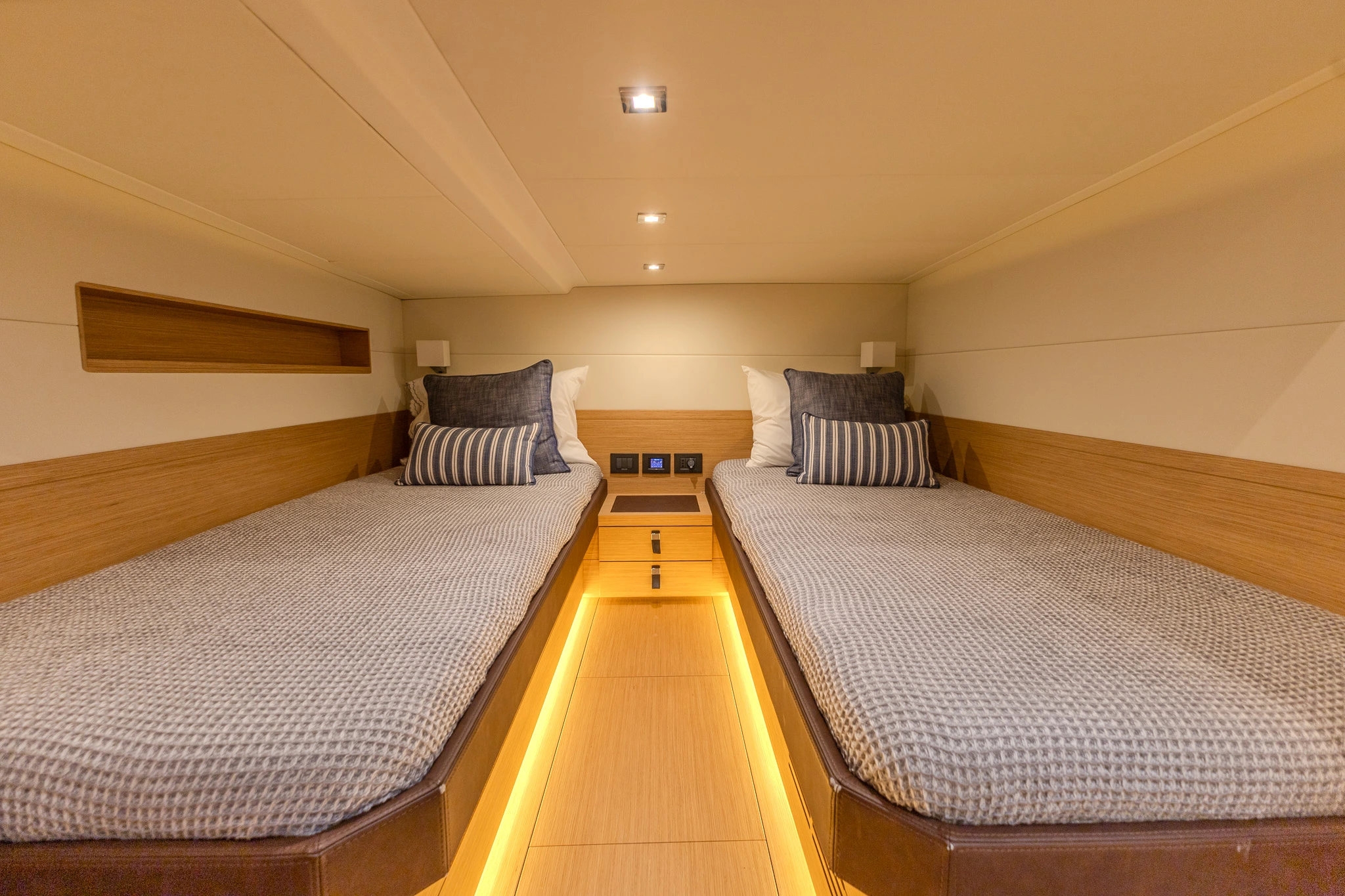Twin cabin in the CIAO Yacht with under bed lighting.